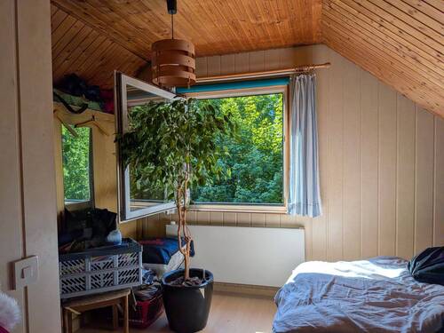 Ein Schlafzimmer mit Bad ensuite zur Gartenseite hin - 