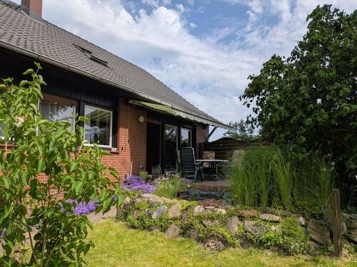 Die vor dem Wohnzimmer vorgelagerte Terrasse bietet Ihnen viel Platz und entspannte Stunden - 