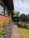 Mit Gehwegplatten ausgelegter Zugang zur Terrasse - 
