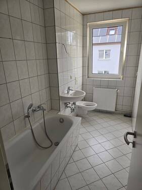 1.OG li Bad.jpg - 3 Zimmer Etagenwohnung in Wiesenau