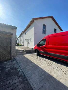 Zugang mit Stellplätzen - 4 Zimmer Reihenendhaus in Scheuring