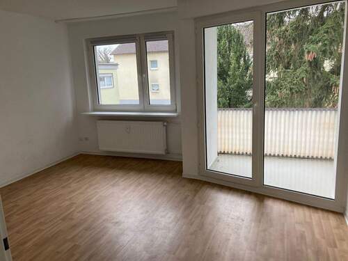 BEISPIELBILD: Wohnzimmer mit PVC-Bodenbelag in Holzoptik mit Zugang zur Loggia - 3 Zimmer Etagenwohnung zur Miete in Bad Vilbel