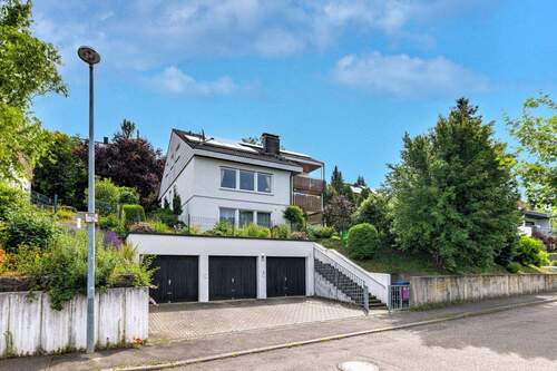 Außenansicht mit 3 Garagen - 9 Zimmer Mehrfamilienhaus, Wohnhaus in Aidlingen