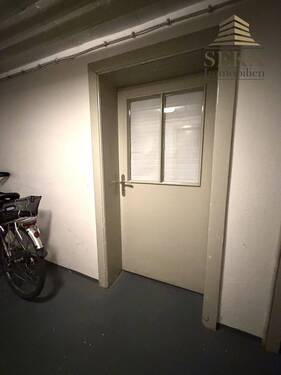 Zugang Kellerabteil mit Fenster - 