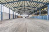 Die kleine Halle mit insgesamt 6 Rolltoren - 