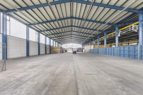 Die kleine Halle mit insgesamt 6 Rolltoren - 
