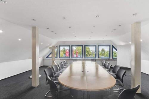 Konferenzraum mit Blick auf die Hofzufahrt - NEUWERTIGE BÜROFLÄCHE AM MAGMA-PARK IN WERDER HAVEL OPTIONAL MIT STELLPLÄTZEN UND HALLENFLÄCHEN