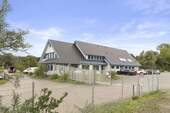 Hofzufahrt mit elektrischem Schiebtor, Sicherheitstechnik und Gäste-Parkplätzen - Büro in Werder (Havel)