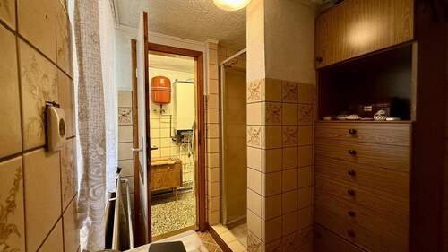 Bad mit Wanne und Dusche - 