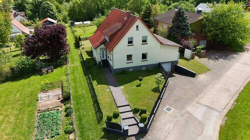 Luftaufnahme Straße - Viel Platz für die ganze Familie - freistehendes Zweifamilienhaus mit Garten in Suterode