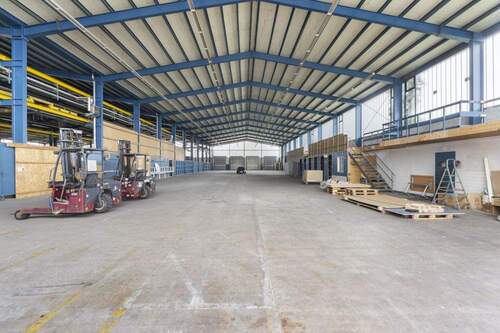 Kleine Halle mit Mezzaningeschoss - 