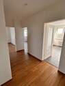 Flur mit weißen Wänden, Design-Vinylboden in Holzoptik und Zugang zur Küche, Wohnzimmer, Schlafzimmer und Badezimmer.jpg - Schöne 2-Zimmer-Wohnung mit Balkon zu vermieten!