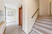Treppenhaus mit Aufzug - 