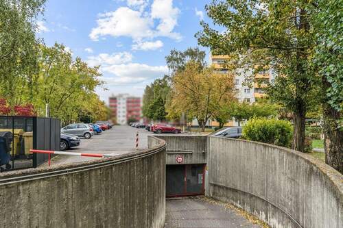 Tiefgarageneinfahrt - 2 Zimmer Etagenwohnung in Berlin
