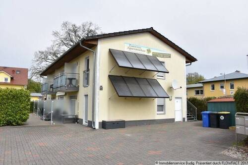 Giebelseite und PKW-Stellplätze - 3 Zimmer Etagenwohnung in Zinnowitz