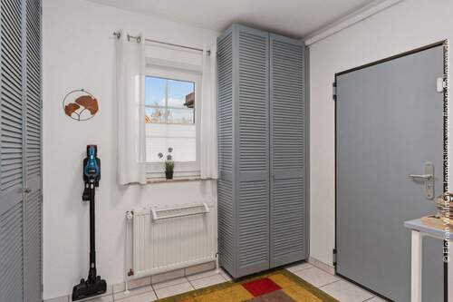 Hauswirtschaftsraum mit Zugang zur Garage 7,50 m² - 