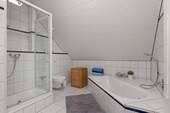 Badezimmer mit Dusche und Wanne 7,50 m² - 