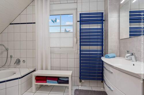 Badezimmer mit Dusche und Wanne 7,50 m² - 