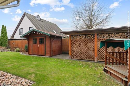 Garten mit Gartenhaus und Holzlager - 