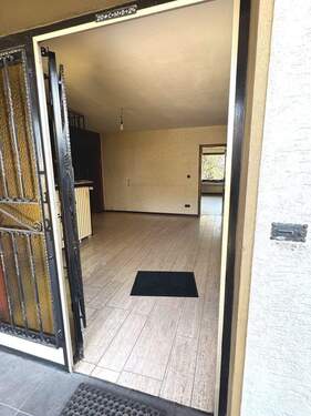 Eingang - FÜR FACHHANDWERKER! Solider Bungalow mit Pfiff, insges. 200 m² Wohnfläche + ca. 50m² KG!