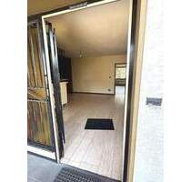 FÜR FACHHANDWERKER! Solider Bungalow mit Pfiff, insges. 200 m² Wohnfläche + ca. 50m² KG! - Niederkassel