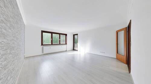 Wohnzimmer - Attraktive 3-Zimmer-Eigentumswohnung mit Balkon - modernisiert & bezugsfrei