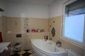 Baderzimmer mit Badewanne - 