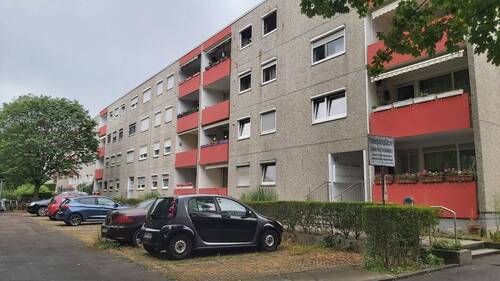 Hausansicht - Sofort beziehbare 3 - Zimmerwohnung mit EBK, Balkon und Stellplatz in Stuttgart - Münster