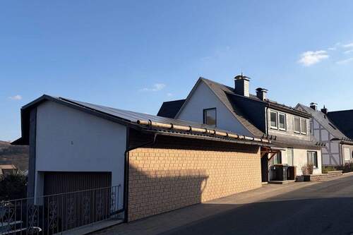 Straßenansicht mit Garage - 