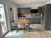 Wohn-Essbereich mit moderner Einbauküche - Moderne 3-Zi-Wohnung mit Einbauküche und Balkon in Veitsbronn