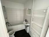 Badezimmer mit Wanne und Handtuchheizkörper - Etagenwohnung mit 68,90 m&sup2; in Chemnitz zur Miete