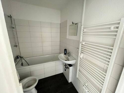 Badezimmer mit Wanne und Handtuchheizkörper - Etagenwohnung mit 68,90 m&sup2; in Chemnitz zur Miete