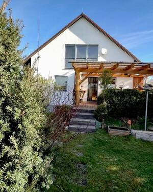Seitenansicht mit Terrasse - 