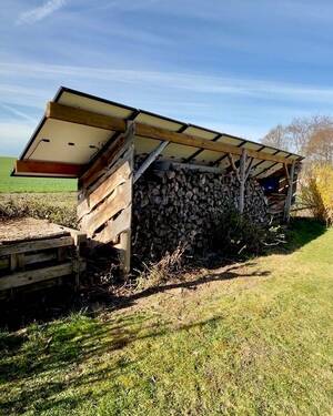 Garten mit Holzlager - 