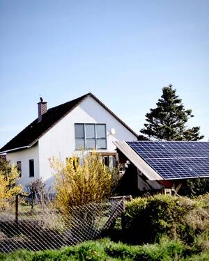 Seitenansicht mit Solaranlage - 