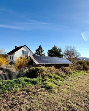 Seitenansicht mit Solaranlage - 