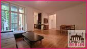 Wohnzmmer mit offener Küche und Balkon - 
