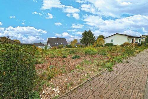 Straßenansicht links - Grundstück in Eschershausen zum Kaufen