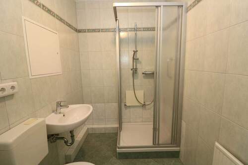 Bad mit Dusche - 