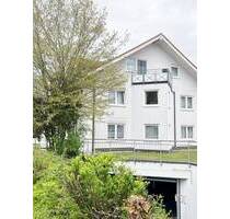Renovierte, gepflegte Dachgeschosswohnung mit EBK, Balkon, Stellplätze - Steißlingen