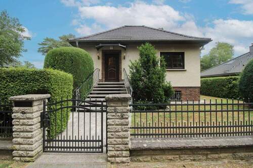 Objektansicht straßenseitig - 