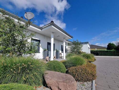 Eingang HH - Zwei Häuser - ein Konzept: Leben, Arbeiten und Generationenwohnen mit Stil