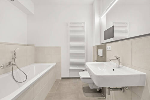 Innenbad - Referenz - Erstbezug in Traumsanierung mit Balkon, separater Küche, Wannenmasterbad, Gästebad mit Dusche, Parkettfussboden, Abstellkammer im Flur, PKW-Stellplatz