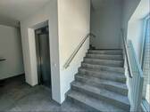 Treppenhaus mit Aufzug - 
