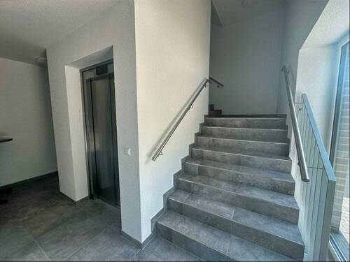 Treppenhaus mit Aufzug - 
