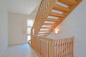 Diele mit Holztreppe - 6 Zimmer Einfamilienhaus in Bergfelde