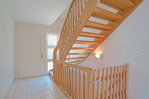 Diele mit Holztreppe - 6 Zimmer Einfamilienhaus in Bergfelde