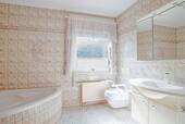 Bad mit Wanne und Dusche - 