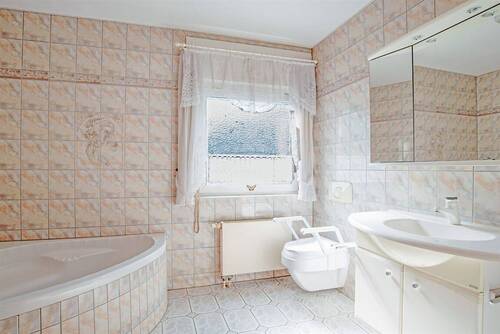 Bad mit Wanne und Dusche - 