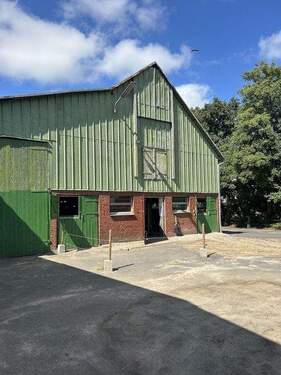 Hofseite Zugang Stall - 3 Zimmer Mehrfamilienhaus, Wohnhaus in Eddelak